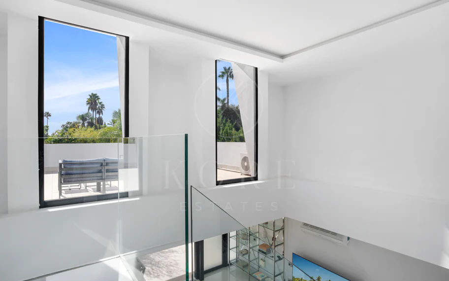 Villa de lujo de 5 dormitorios en La Cerquilla, Nueva Andalucía con vistas al golf
