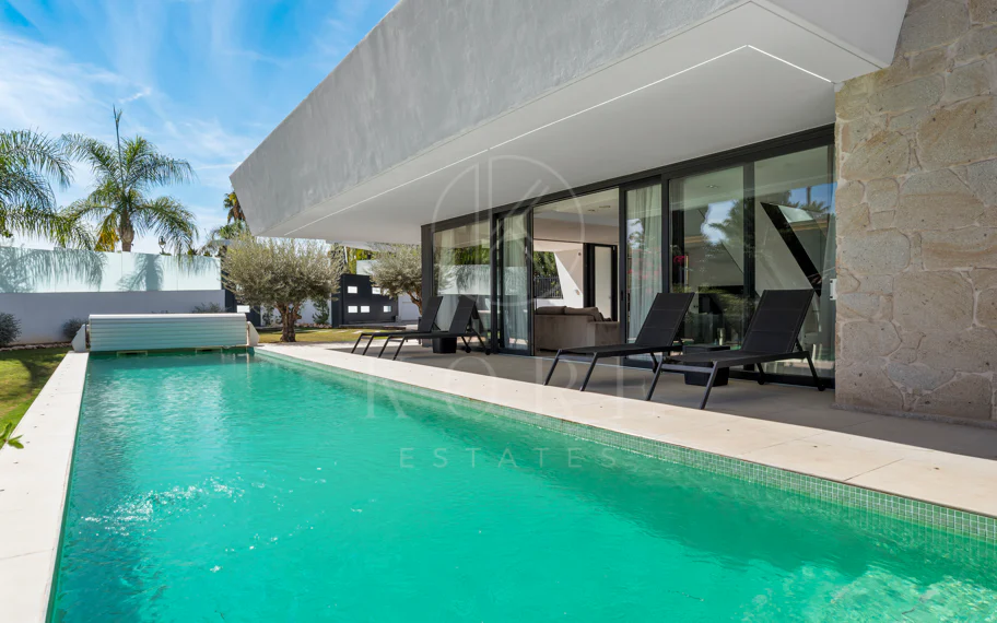 Villa de lujo de 5 dormitorios en La Cerquilla, Nueva Andalucía con vistas al golf
