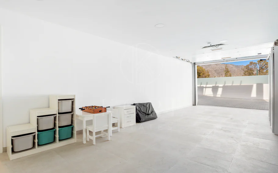 Villa de lujo de 5 dormitorios en La Cerquilla, Nueva Andalucía con vistas al golf
