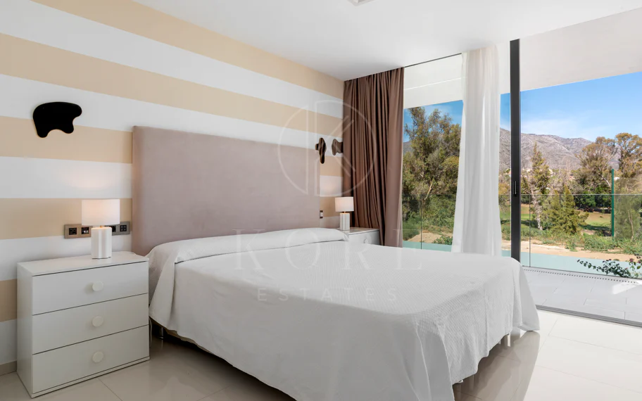 Villa de lujo de 5 dormitorios en La Cerquilla, Nueva Andalucía con vistas al golf