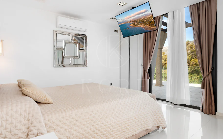 Villa de lujo de 5 dormitorios en La Cerquilla, Nueva Andalucía con vistas al golf