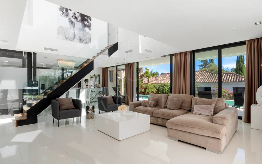 Villa de lujo de 5 dormitorios en La Cerquilla, Nueva Andalucía con vistas al golf
