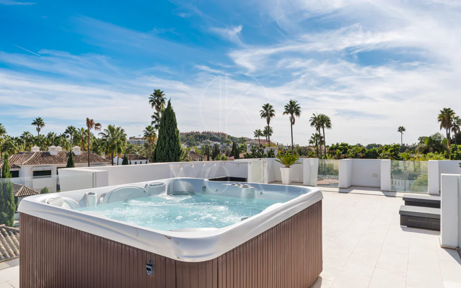 Villa de lujo de 5 dormitorios en La Cerquilla, Nueva Andalucía con vistas al golf