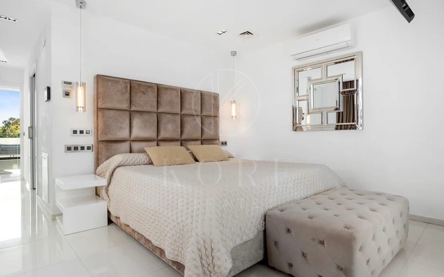 Villa de lujo de 5 dormitorios en La Cerquilla, Nueva Andalucía con vistas al golf