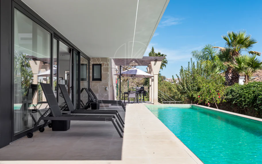 Villa de lujo de 5 dormitorios en La Cerquilla, Nueva Andalucía con vistas al golf