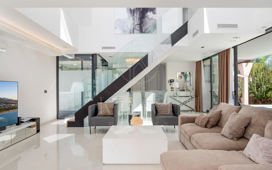 Villa de lujo de 5 dormitorios en La Cerquilla, Nueva Andalucía con vistas al golf