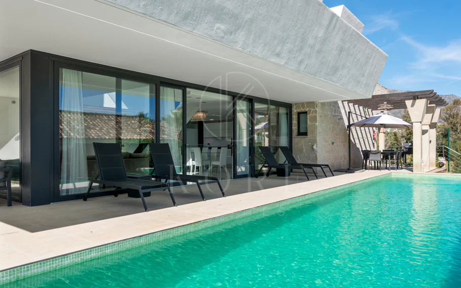 Villa de lujo de 5 dormitorios en La Cerquilla, Nueva Andalucía con vistas al golf