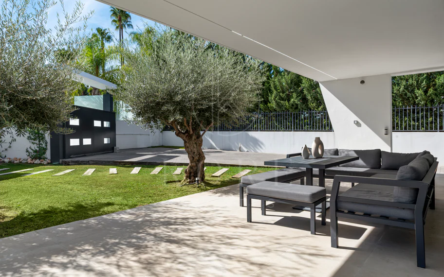 Villa de lujo de 5 dormitorios en La Cerquilla, Nueva Andalucía con vistas al golf