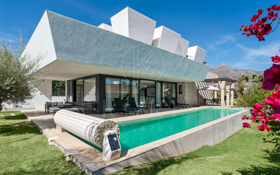Villa de lujo de 5 dormitorios en La Cerquilla, Nueva Andalucía con vistas al golf