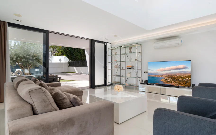 Villa de lujo de 5 dormitorios en La Cerquilla, Nueva Andalucía con vistas al golf