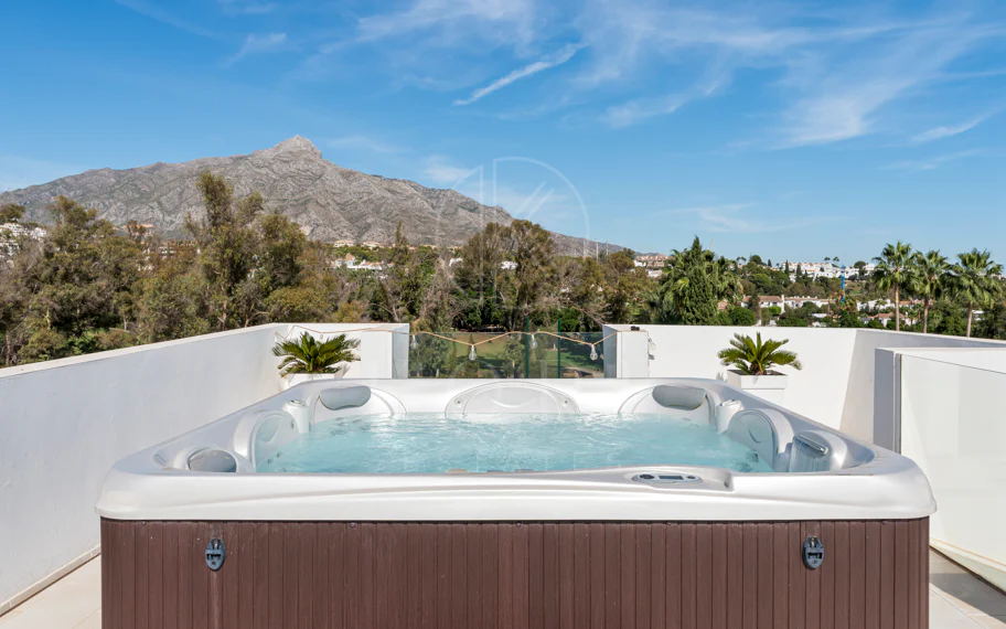 Villa de lujo de 5 dormitorios en La Cerquilla, Nueva Andalucía con vistas al golf