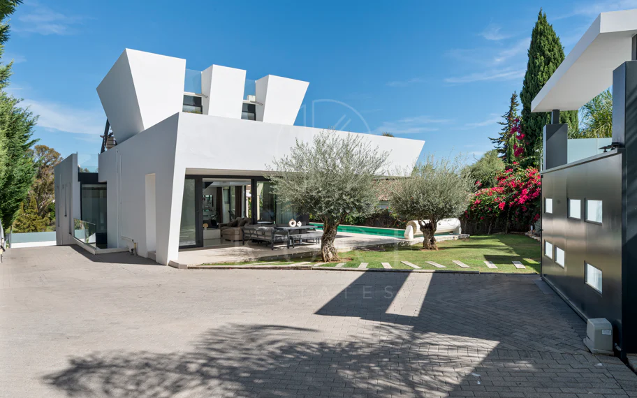 Villa de lujo de 5 dormitorios en La Cerquilla, Nueva Andalucía con vistas al golf