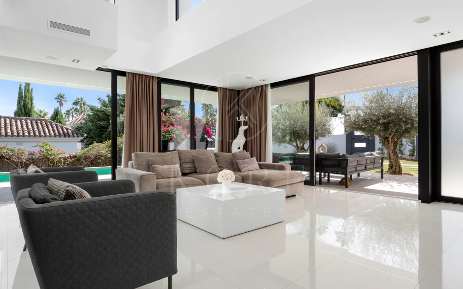 Villa de lujo de 5 dormitorios en La Cerquilla, Nueva Andalucía con vistas al golf