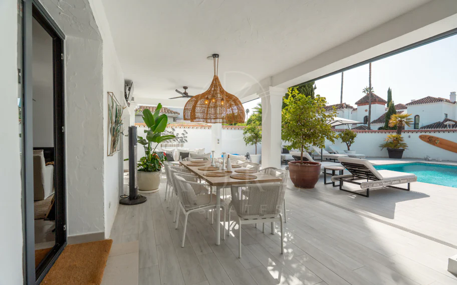 Villa en venta en Parcelas del Golf, Nueva Andalucia