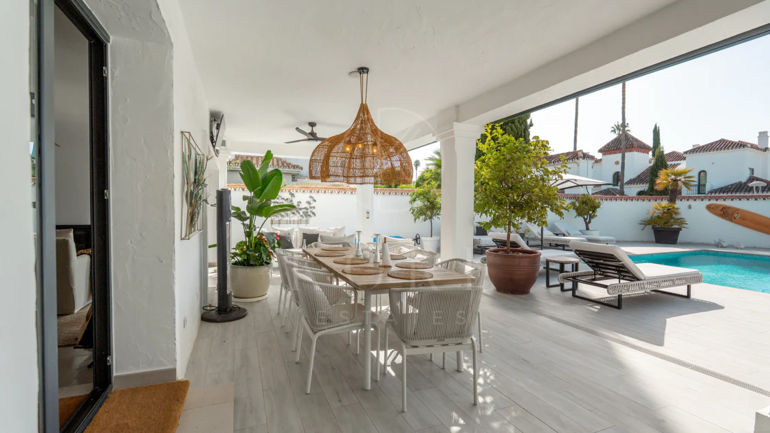 Villa en venta en Parcelas del Golf, Nueva Andalucia