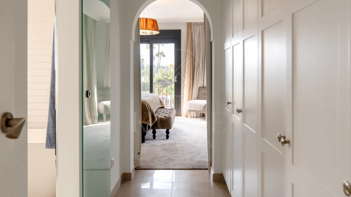 Villa en venta en Parcelas del Golf, Nueva Andalucia