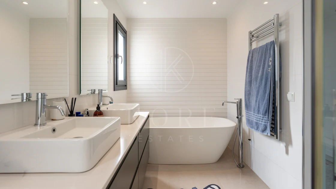 Villa en venta en Parcelas del Golf, Nueva Andalucia