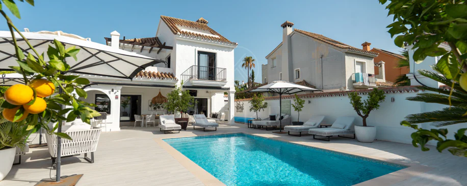 Villa en venta en Parcelas del Golf, Nueva Andalucia