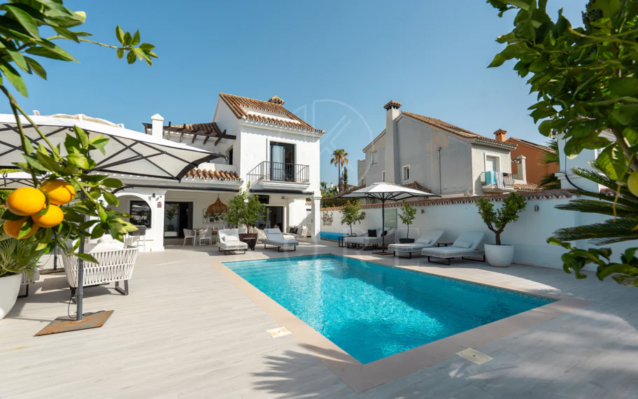 Villa en venta en Parcelas del Golf, Nueva Andalucia