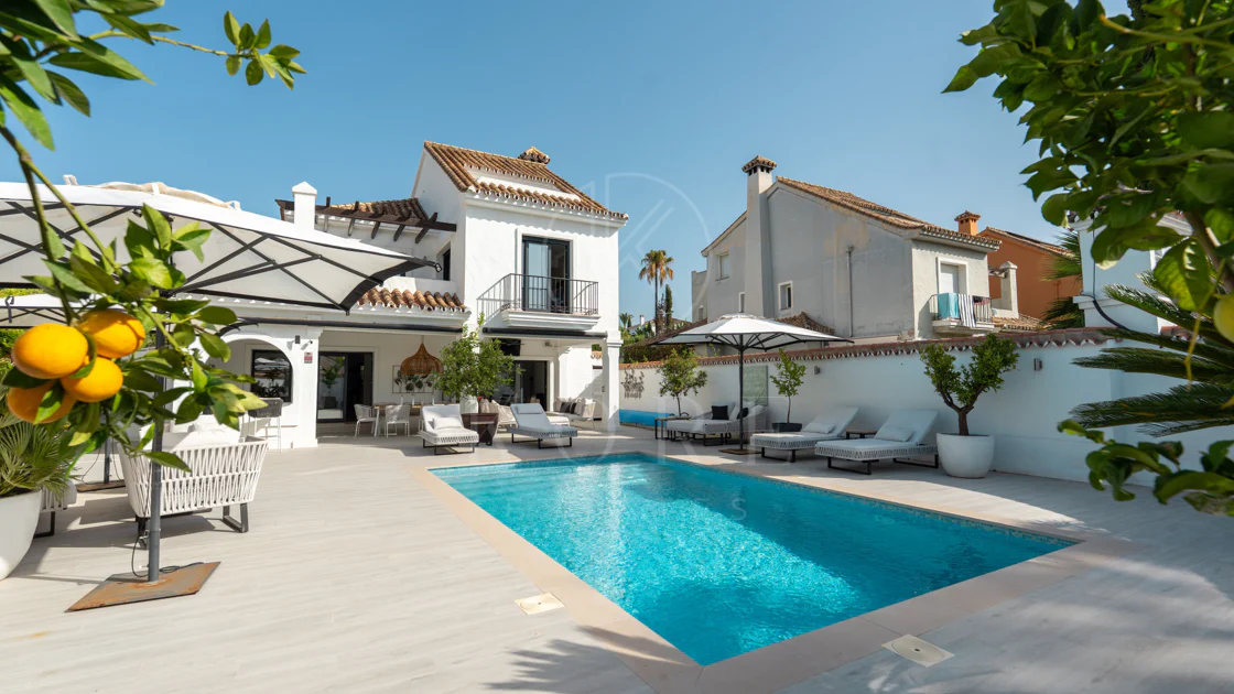 Villa en venta en Parcelas del Golf, Nueva Andalucia