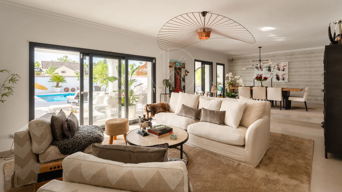 Villa en venta en Parcelas del Golf, Nueva Andalucia