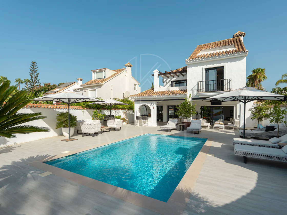 Villa for sale in Parcelas del Golf, Nueva Andalucia