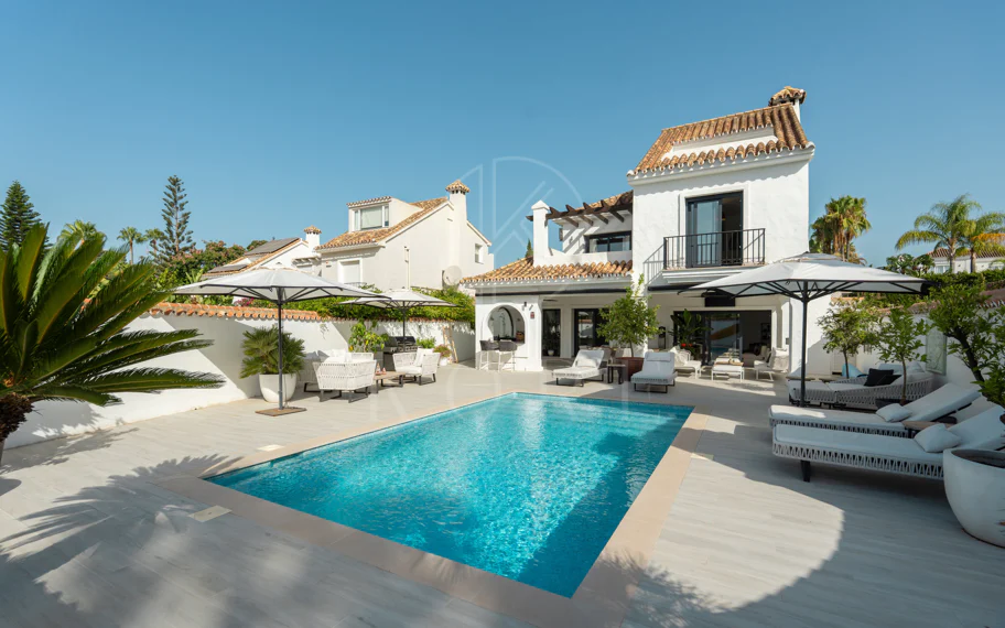 Villa en venta en Parcelas del Golf, Nueva Andalucia
