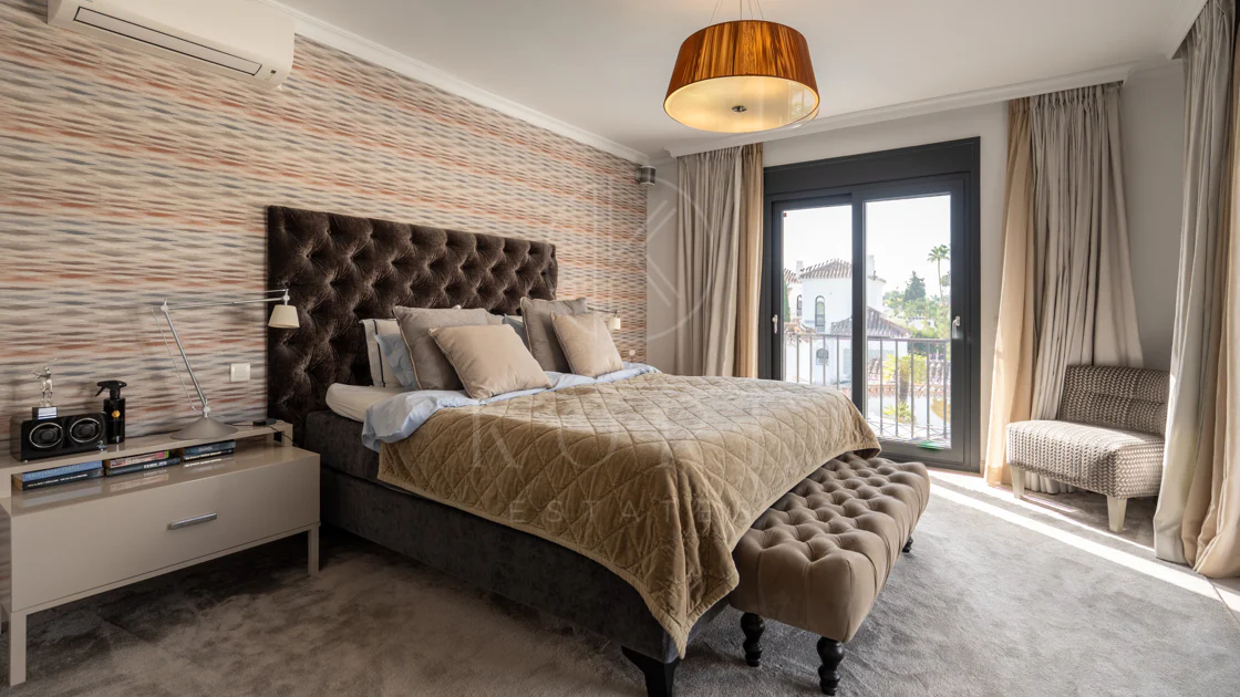 Villa en venta en Parcelas del Golf, Nueva Andalucia