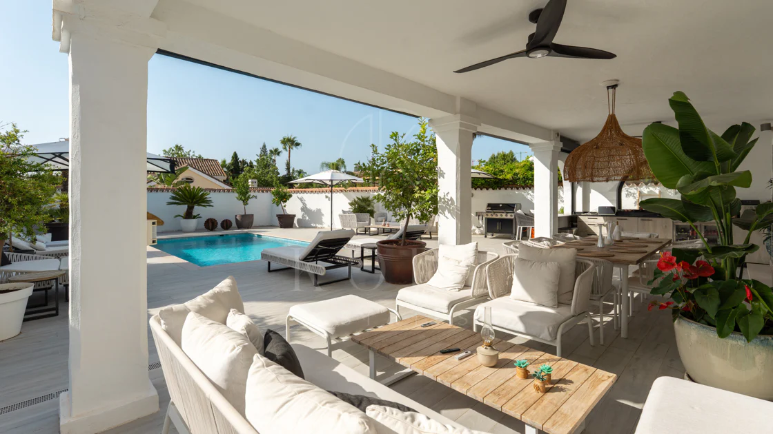 Villa en venta en Parcelas del Golf, Nueva Andalucia