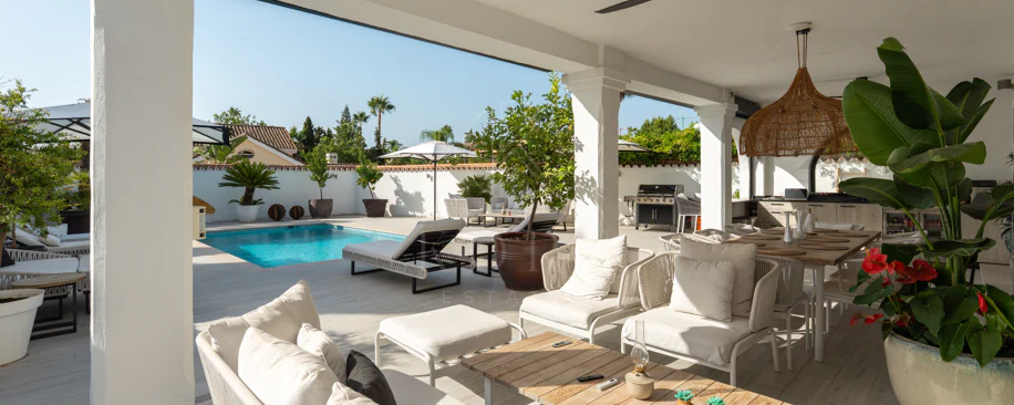 Villa en venta en Parcelas del Golf, Nueva Andalucia