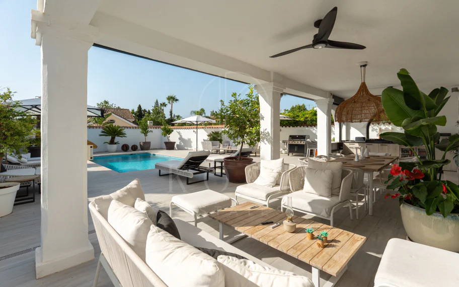 Villa en venta en Parcelas del Golf, Nueva Andalucia