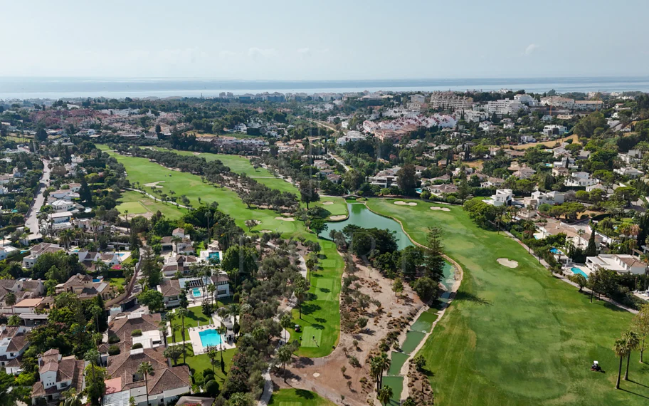 Villa en venta en Parcelas del Golf, Nueva Andalucia