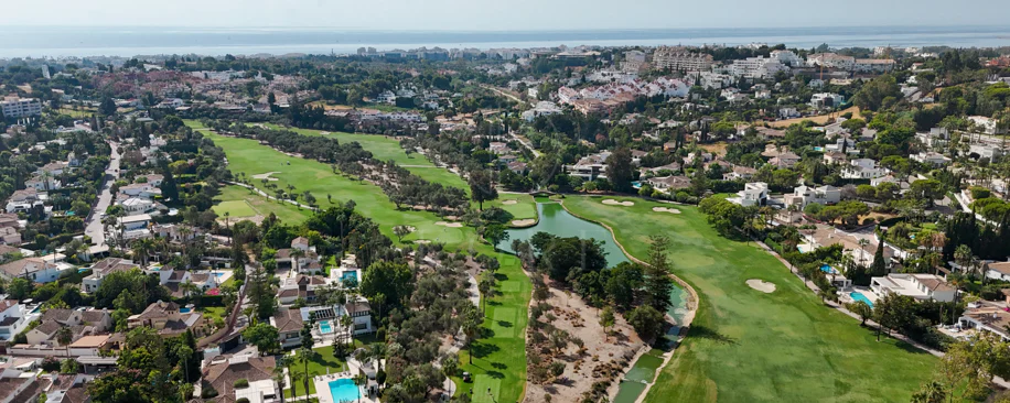 Villa en venta en Parcelas del Golf, Nueva Andalucia