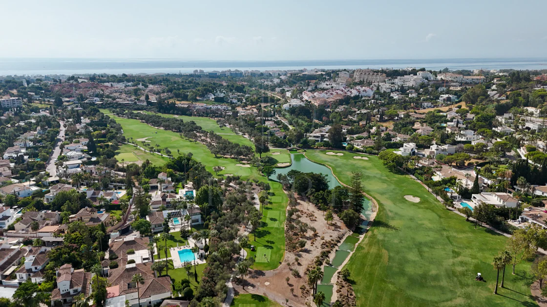 Villa en venta en Parcelas del Golf, Nueva Andalucia