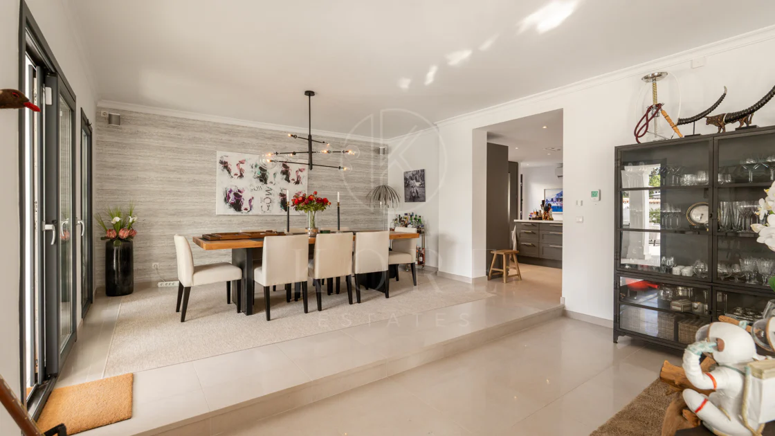 Villa en venta en Parcelas del Golf, Nueva Andalucia