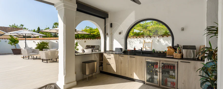 Villa en venta en Parcelas del Golf, Nueva Andalucia