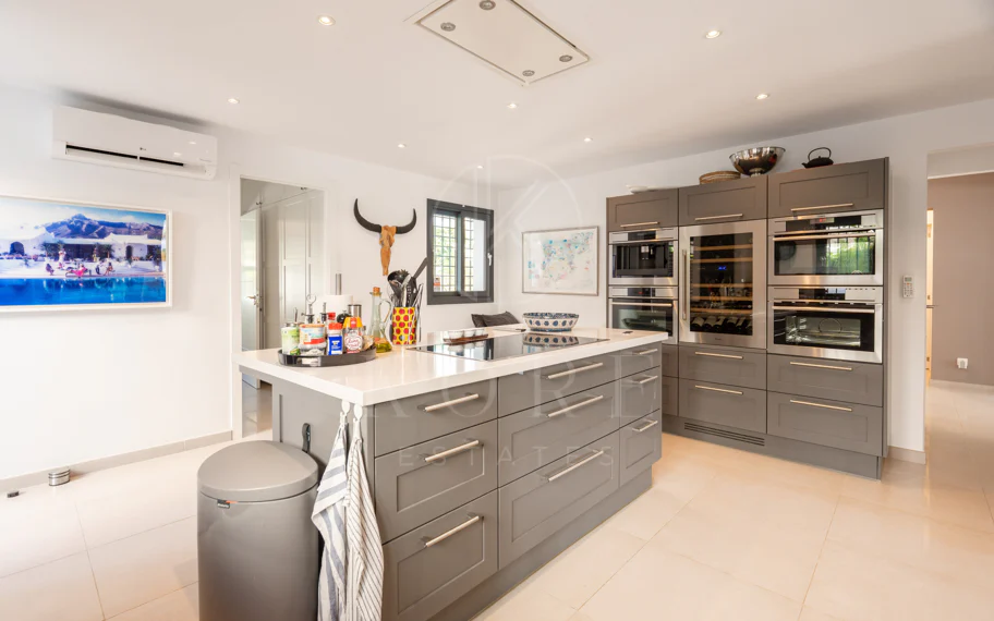 Villa en venta en Parcelas del Golf, Nueva Andalucia