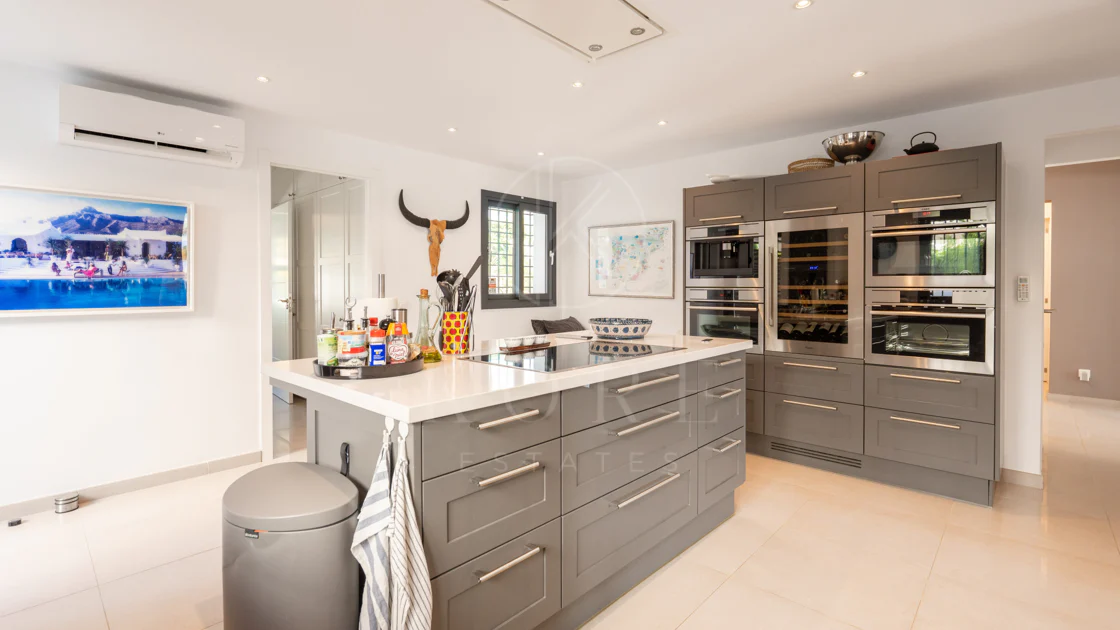 Villa en venta en Parcelas del Golf, Nueva Andalucia