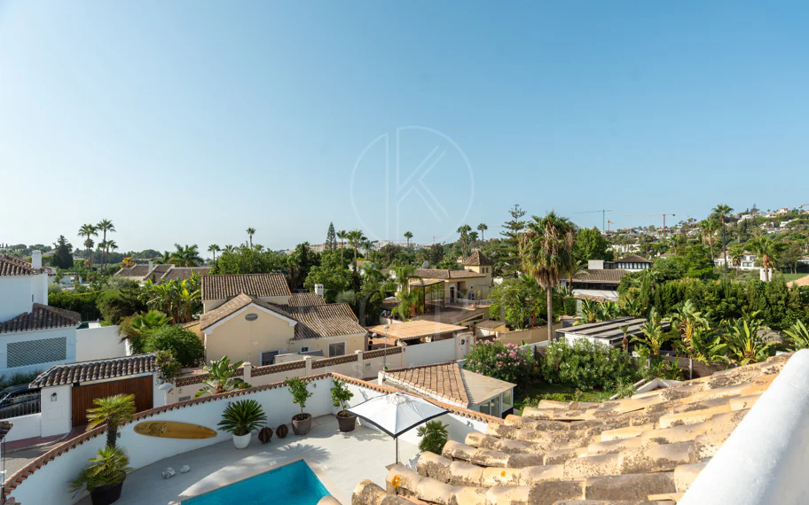 Villa en venta en Parcelas del Golf, Nueva Andalucia