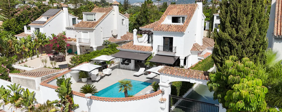 Villa en venta en Parcelas del Golf, Nueva Andalucia