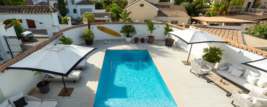 Villa en venta en Parcelas del Golf, Nueva Andalucia