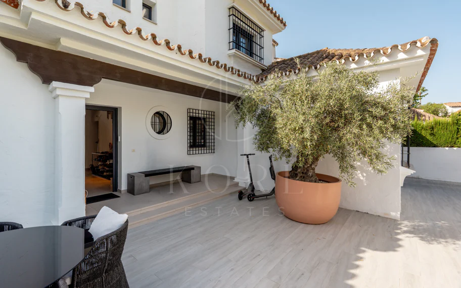 Villa en venta en Parcelas del Golf, Nueva Andalucia