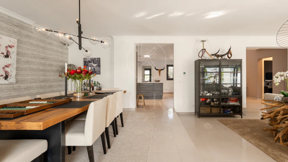 Villa en venta en Parcelas del Golf, Nueva Andalucia