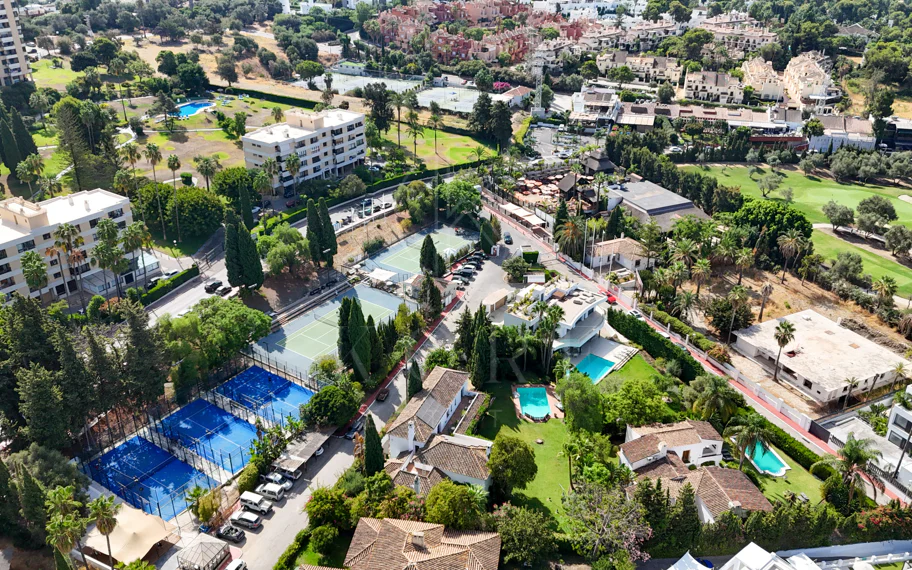 Villa en venta en Parcelas del Golf, Nueva Andalucia