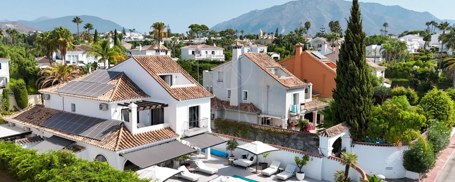 Villa en venta en Parcelas del Golf, Nueva Andalucia