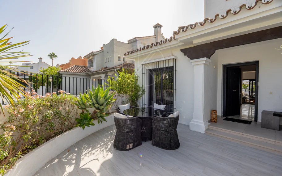 Villa en venta en Parcelas del Golf, Nueva Andalucia