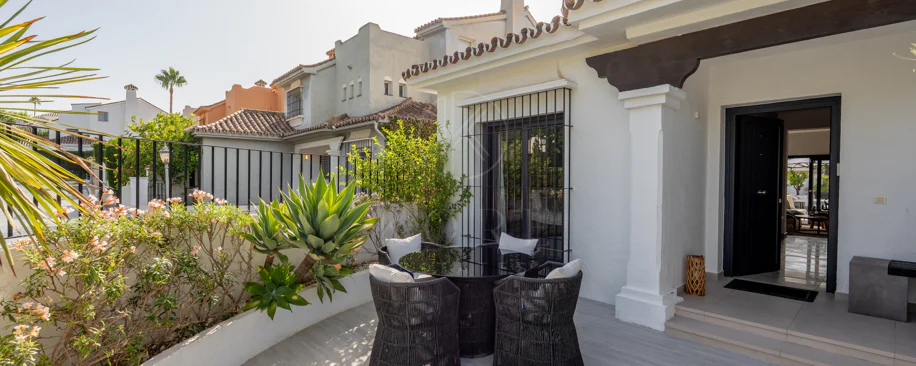 Villa en venta en Parcelas del Golf, Nueva Andalucia