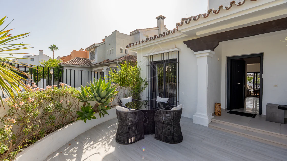 Villa en venta en Parcelas del Golf, Nueva Andalucia