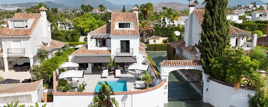 Villa en venta en Parcelas del Golf, Nueva Andalucia