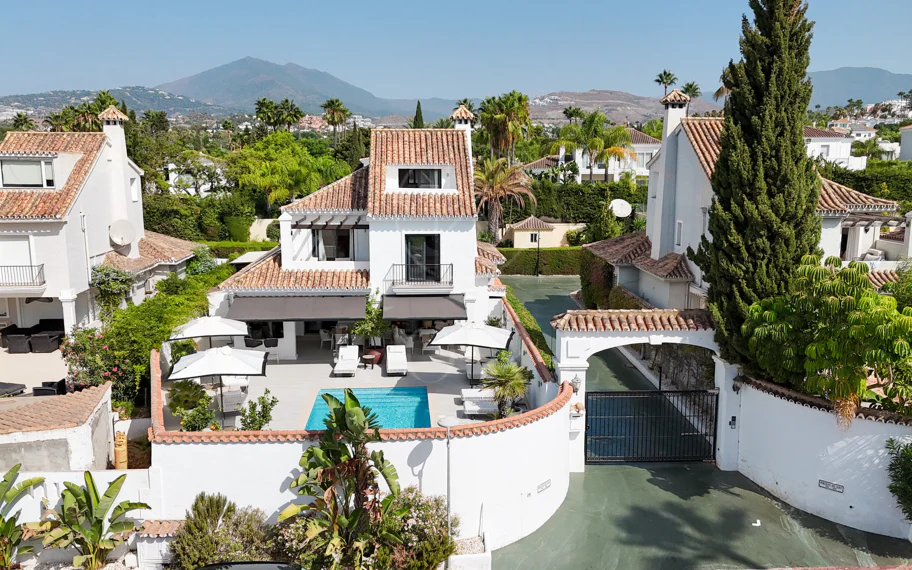 Villa en venta en Parcelas del Golf, Nueva Andalucia